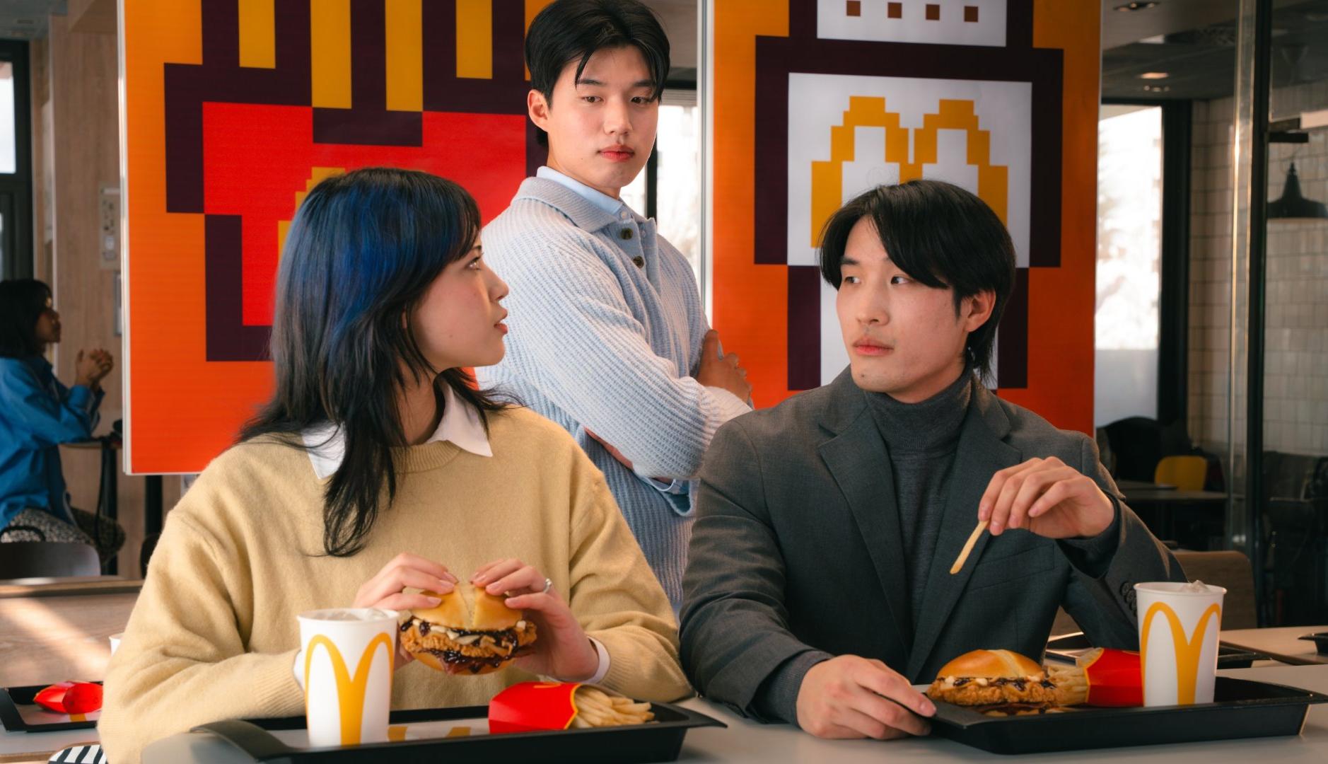 Tres personas coreanas en un McDonald's