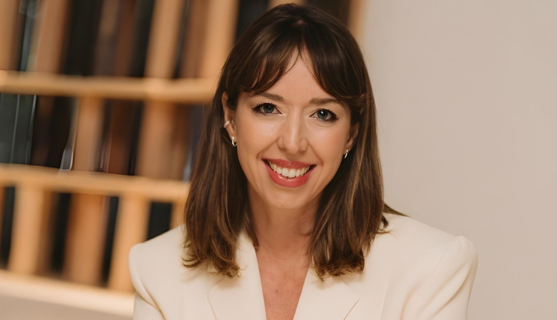 Foto corporativa de Alba con chaqueta blanca