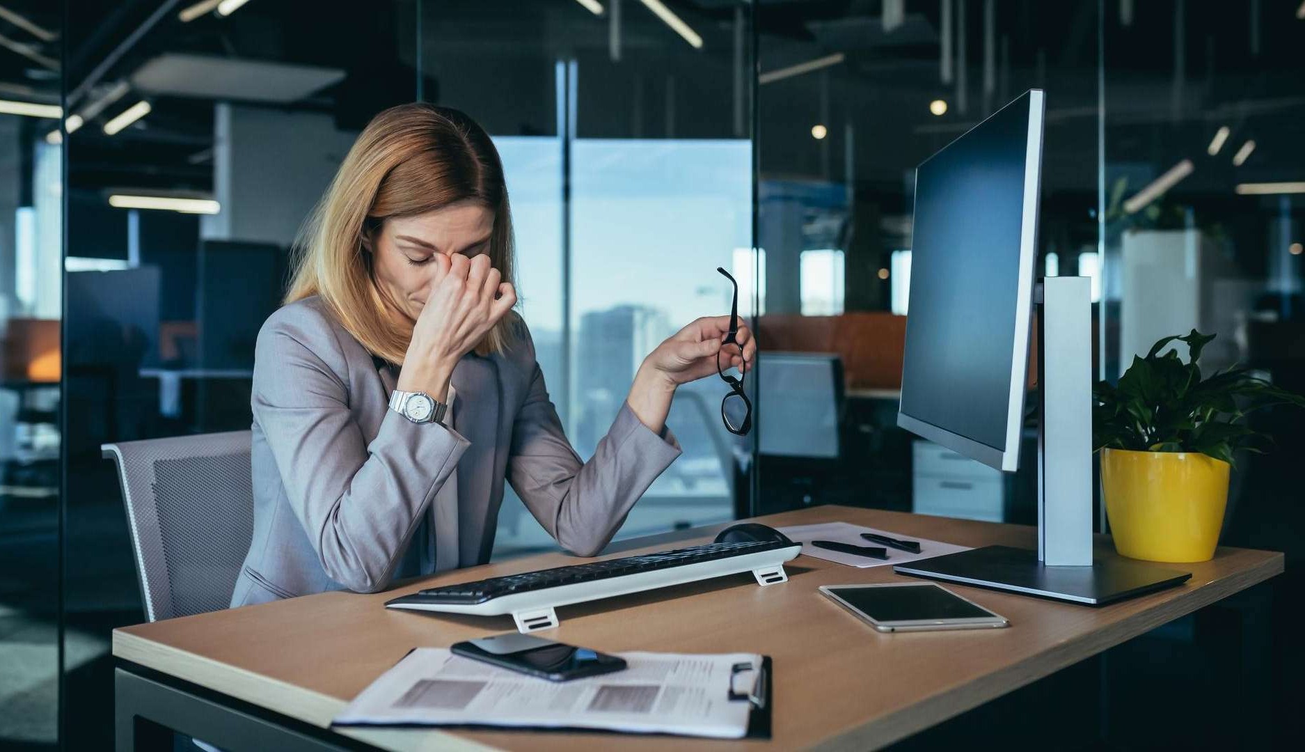 Mujer cansada trabajando en la oficina