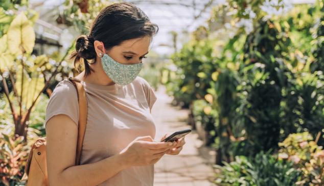 mujer mascarilla móvil