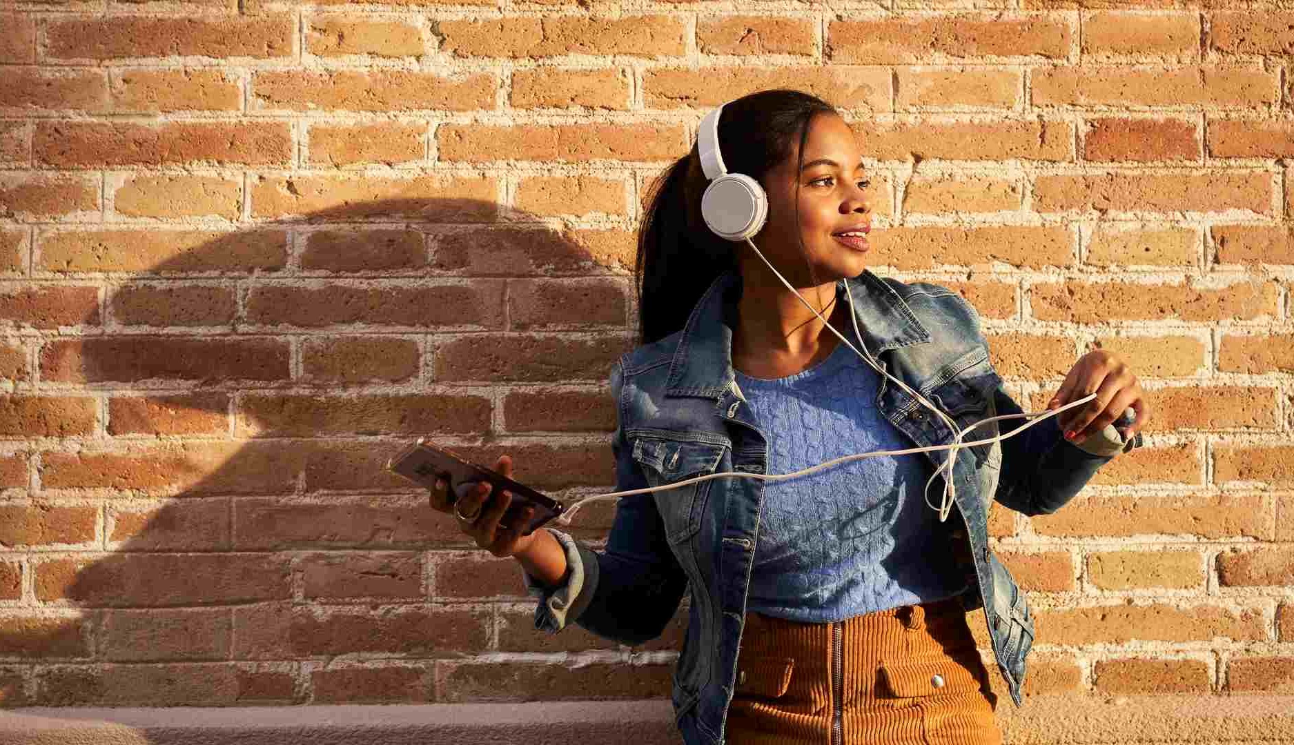 Según Warc, más de la mitad de los usuarios a nivel global usan cuentas gratuitos o con anuncios para la música en streming