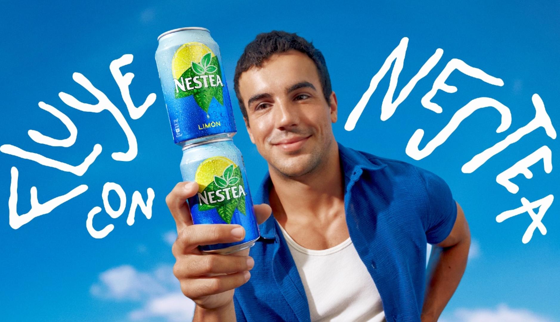 Oscar Casas con una lata de Nestea