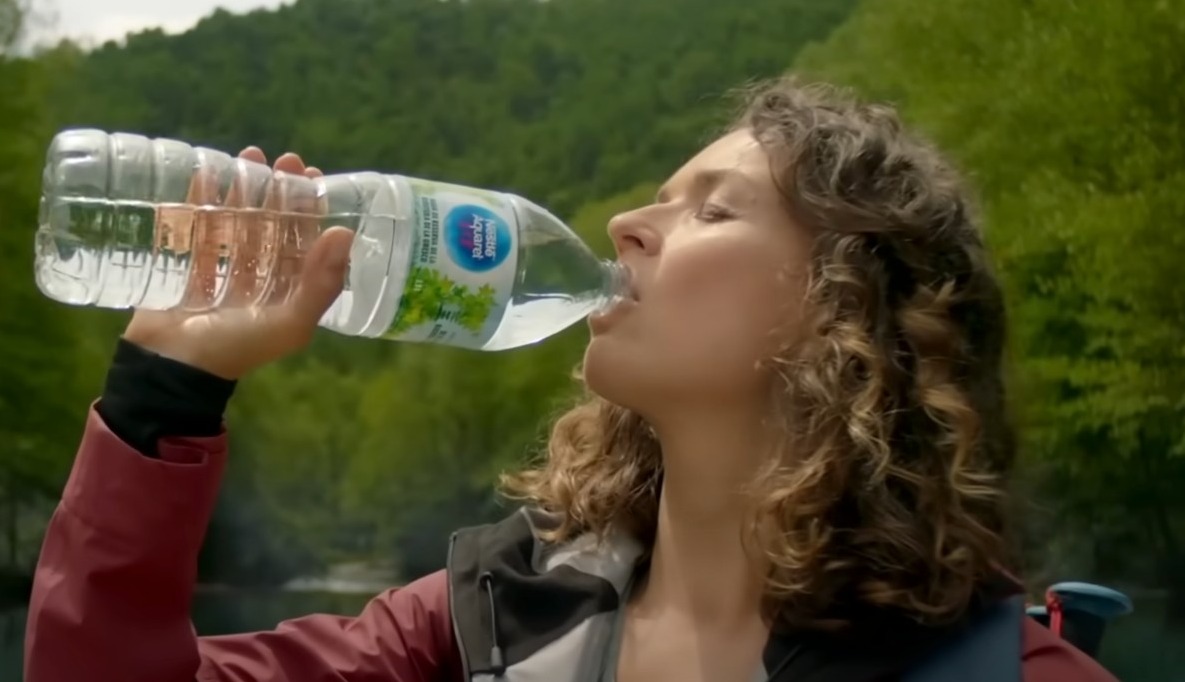 mujer bebiendo agua mineral de Nestle Aquarel