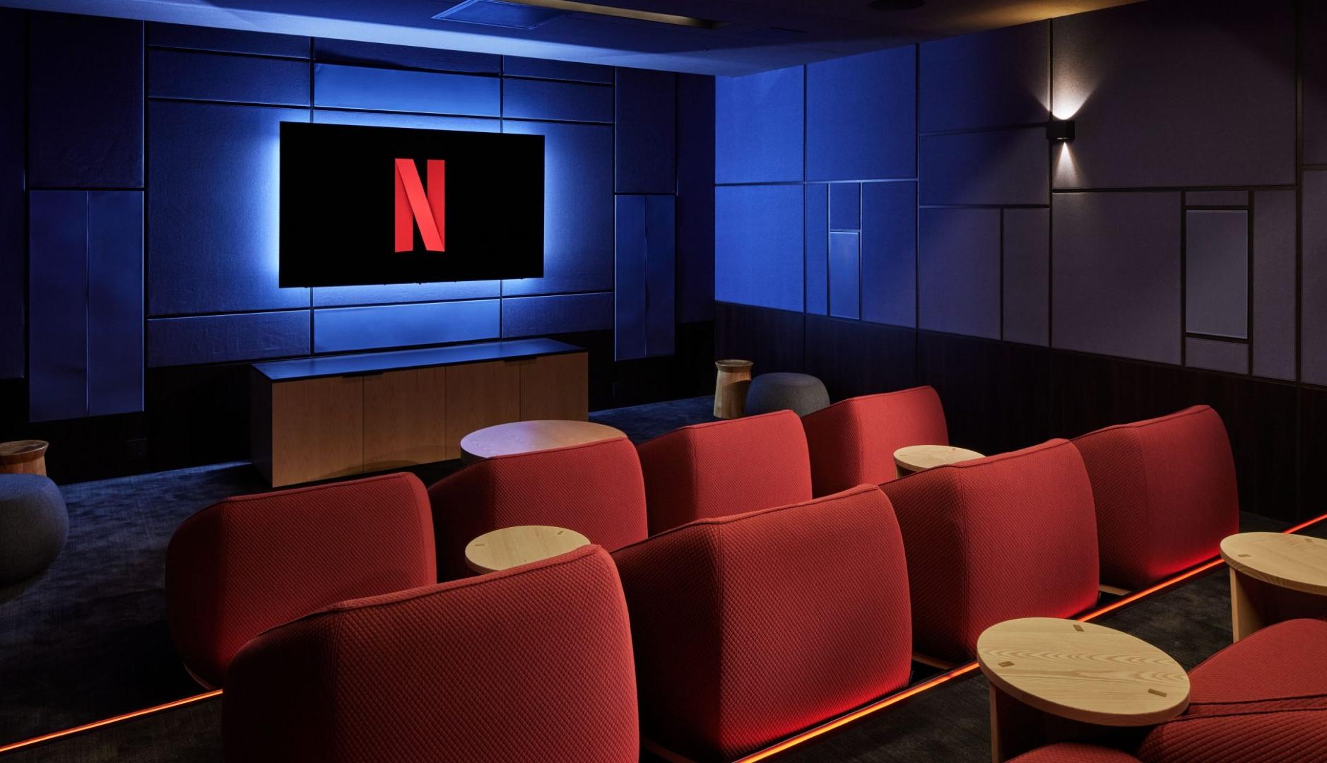 Logotipo de Netflix en sala de cine