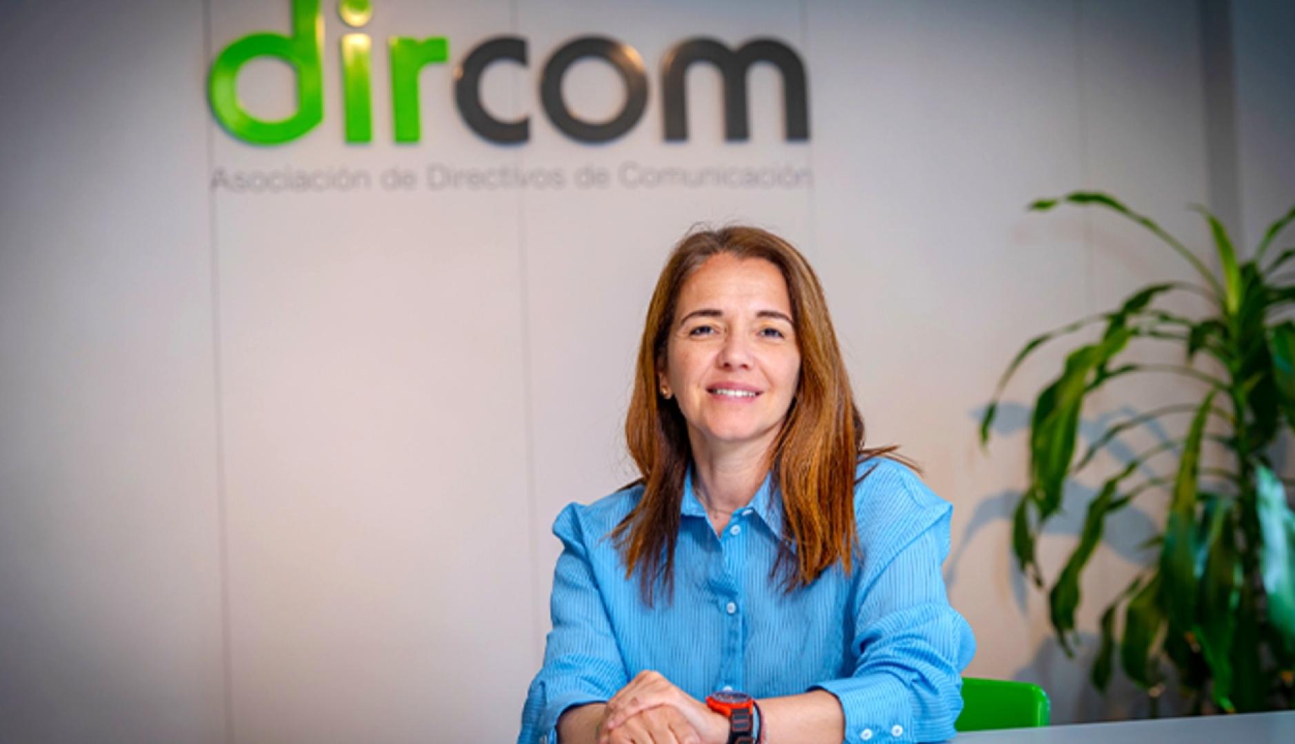 Retrato corporativo de Nieves Rey junto al logotipo de Dircom