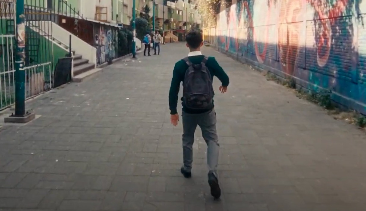 chico paseando por la calle como si fuera un personaje de videojuego