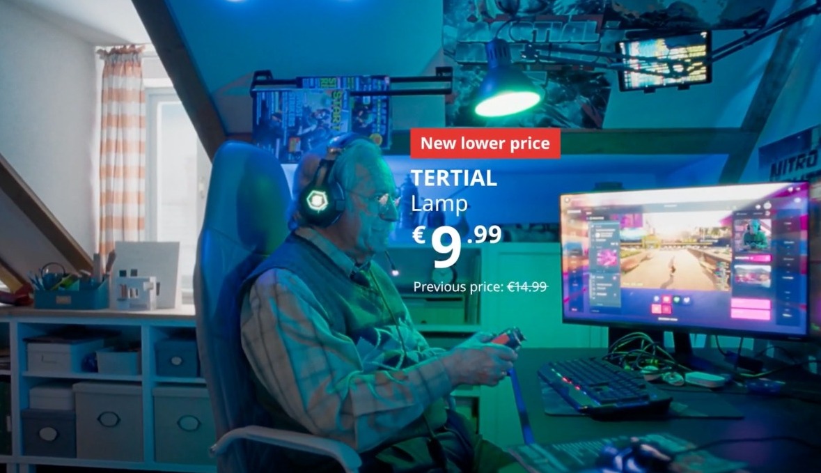 señor mayor siendo gamer