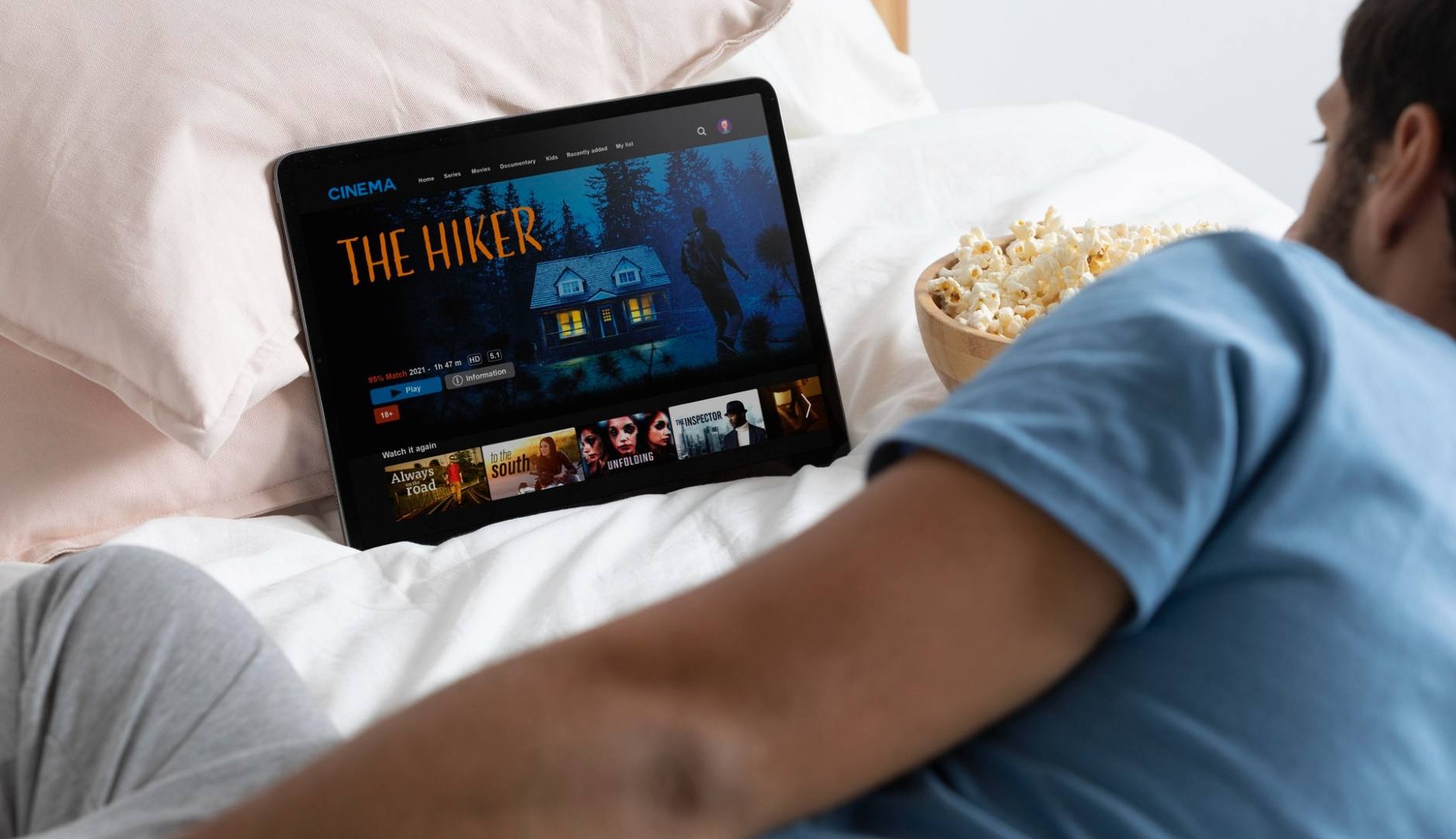 Hombre viendo plataforma de streaming en tablet