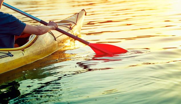 Hombre remando en una canoa