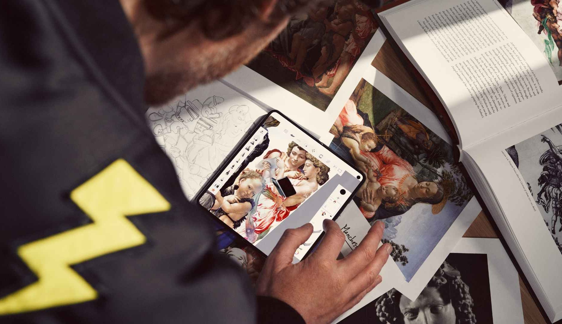 OnePlus y una obra de Miguel Ángel