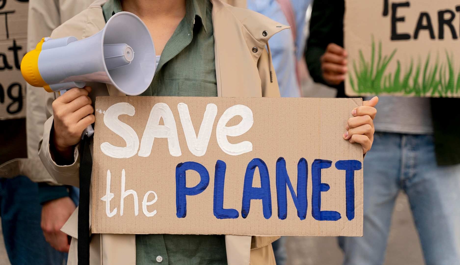Mujer sostiene una pancarta con el mensaje "Save the planet"