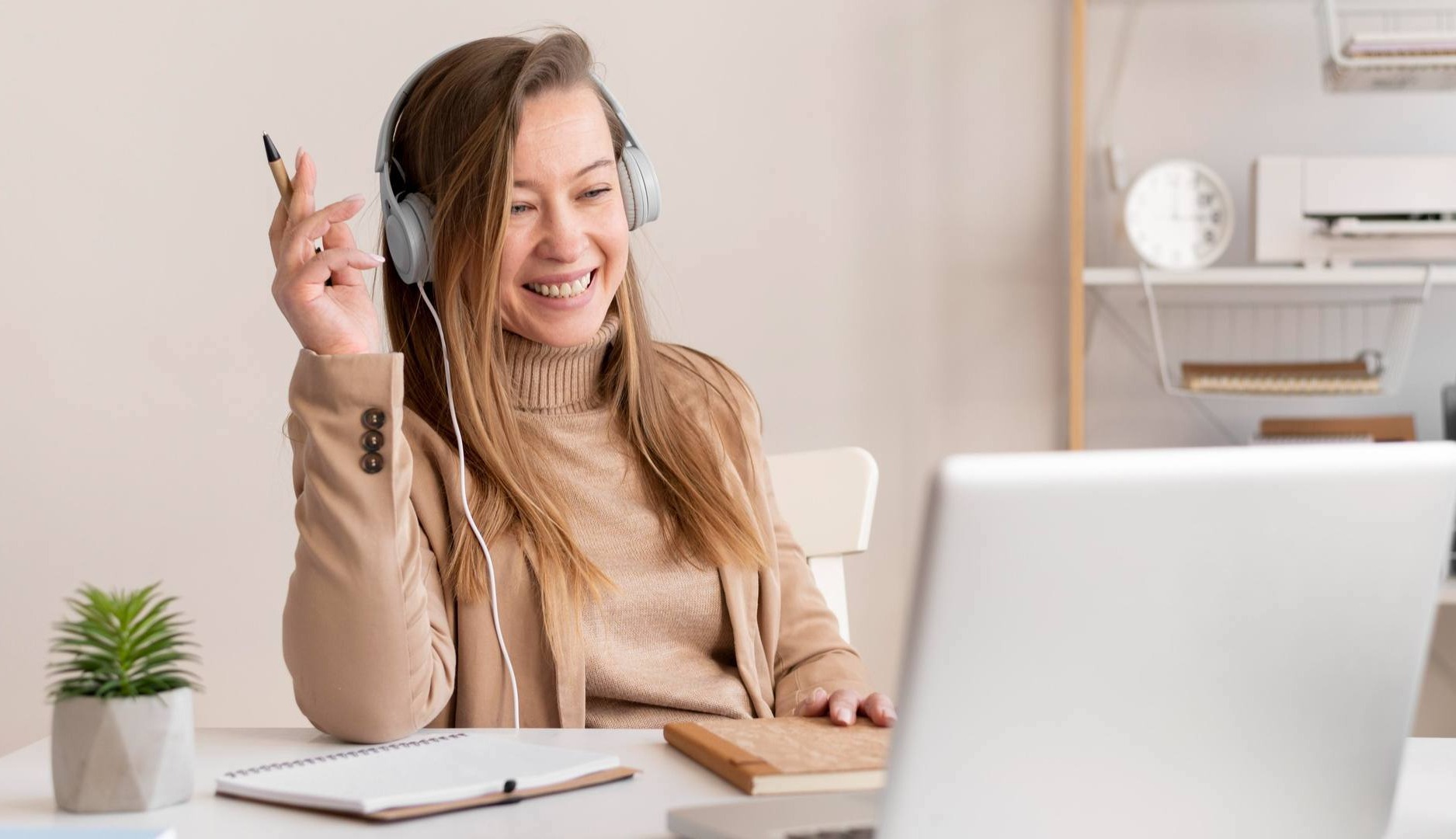 Chica teletrabajando