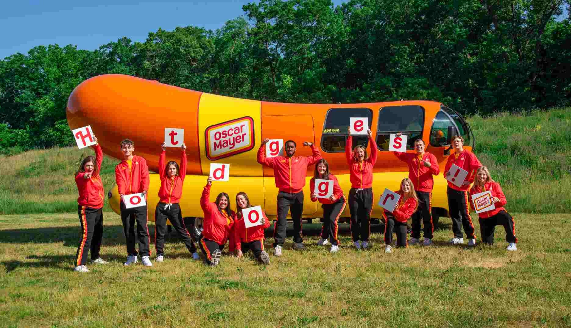 Embajadores de la marca Oscar Mayer junto al Wienermobile