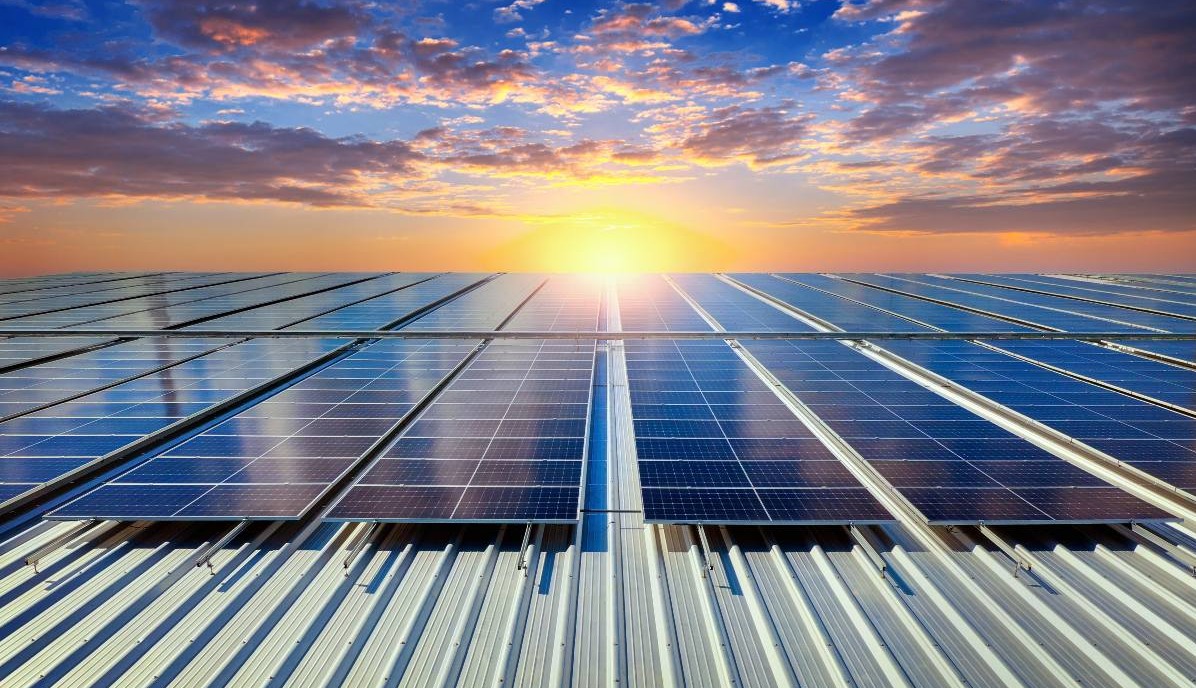 paneles solares en una puesta de sol