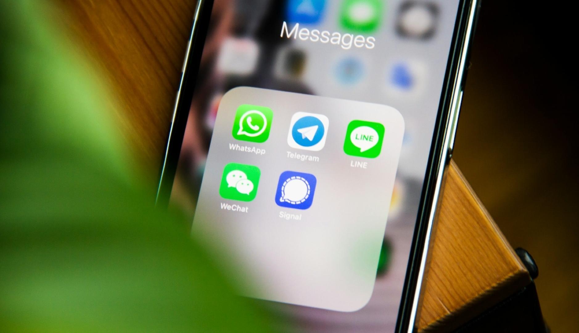 Una pantalla de teléfono con los iconos de aplicaciones de mensajería