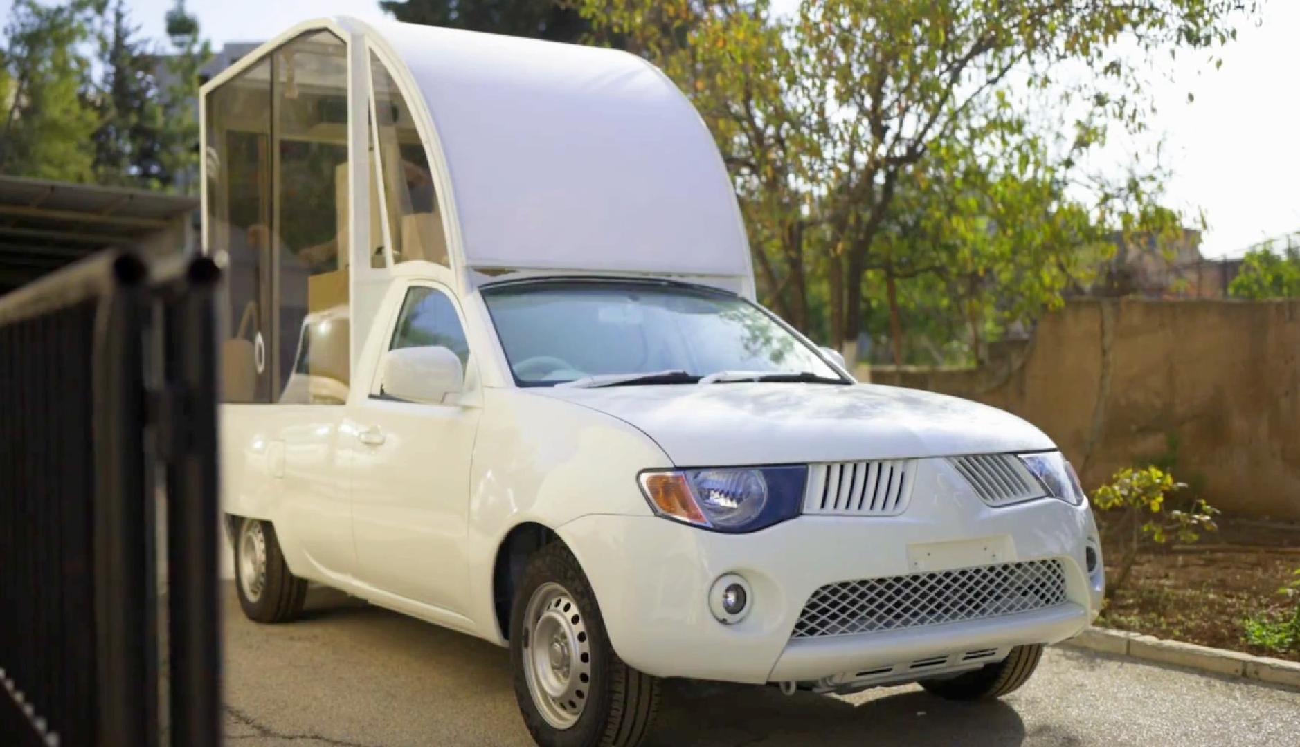 El Papamovil saliendo de un garaje