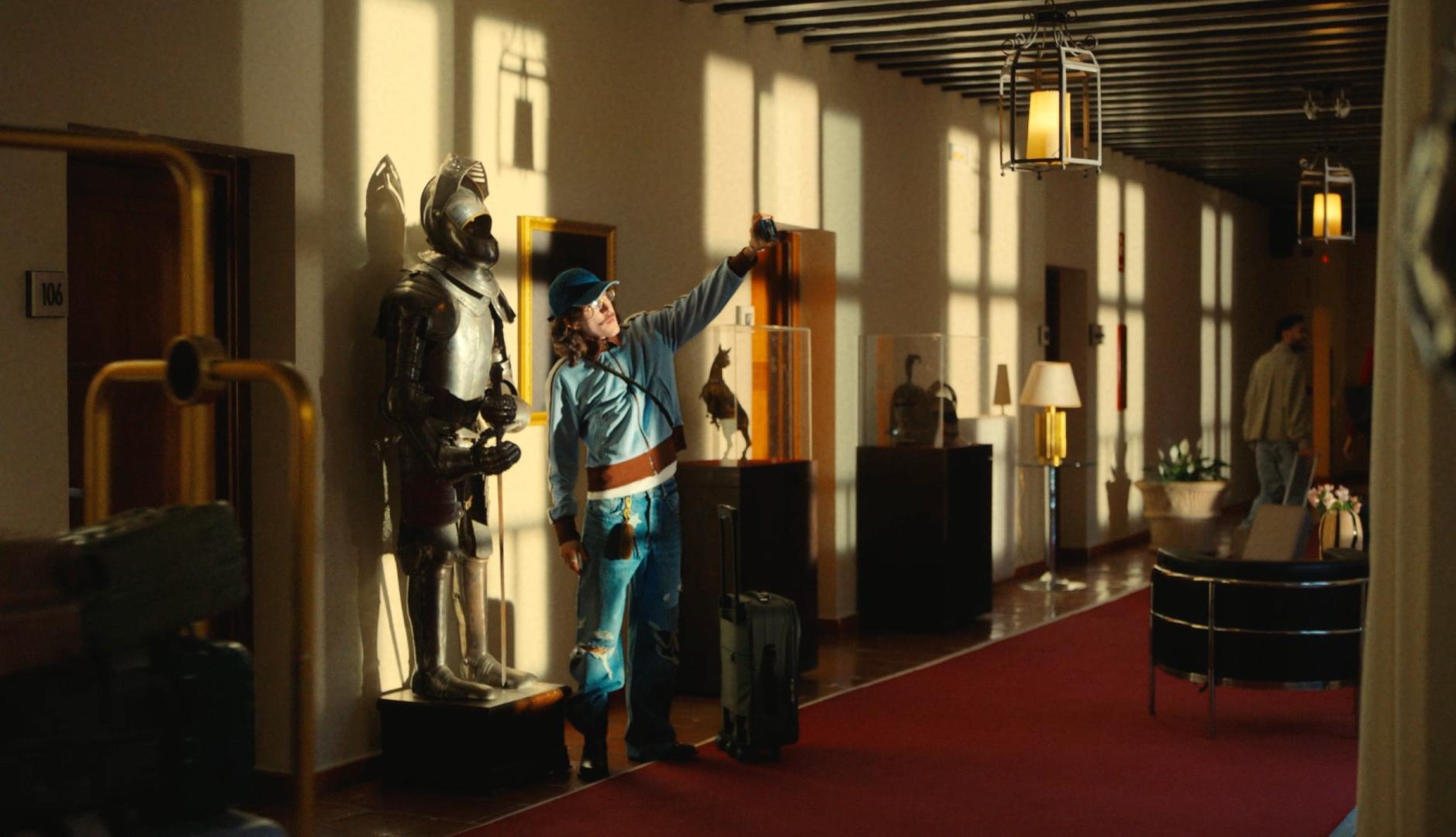 Un joven se hace un selfie con una armadura medieval