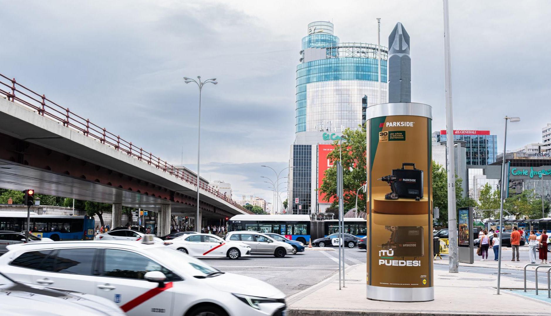 Columna publicitaria con forma de herramienta
