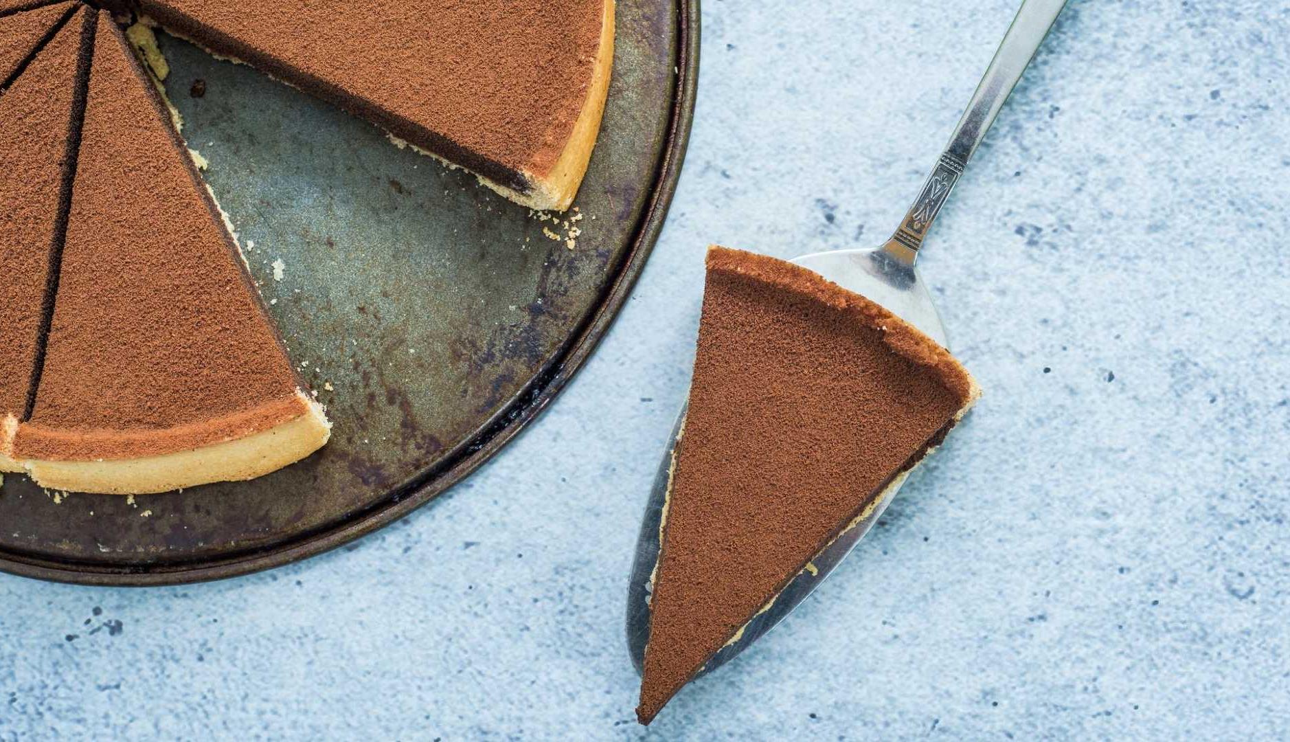 Porción de tarta sobre fondo azul