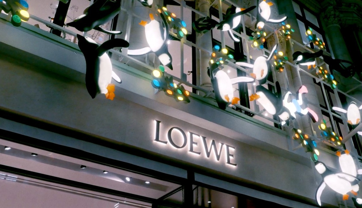 Fachada decorada de la tienda Loewe en Madrid