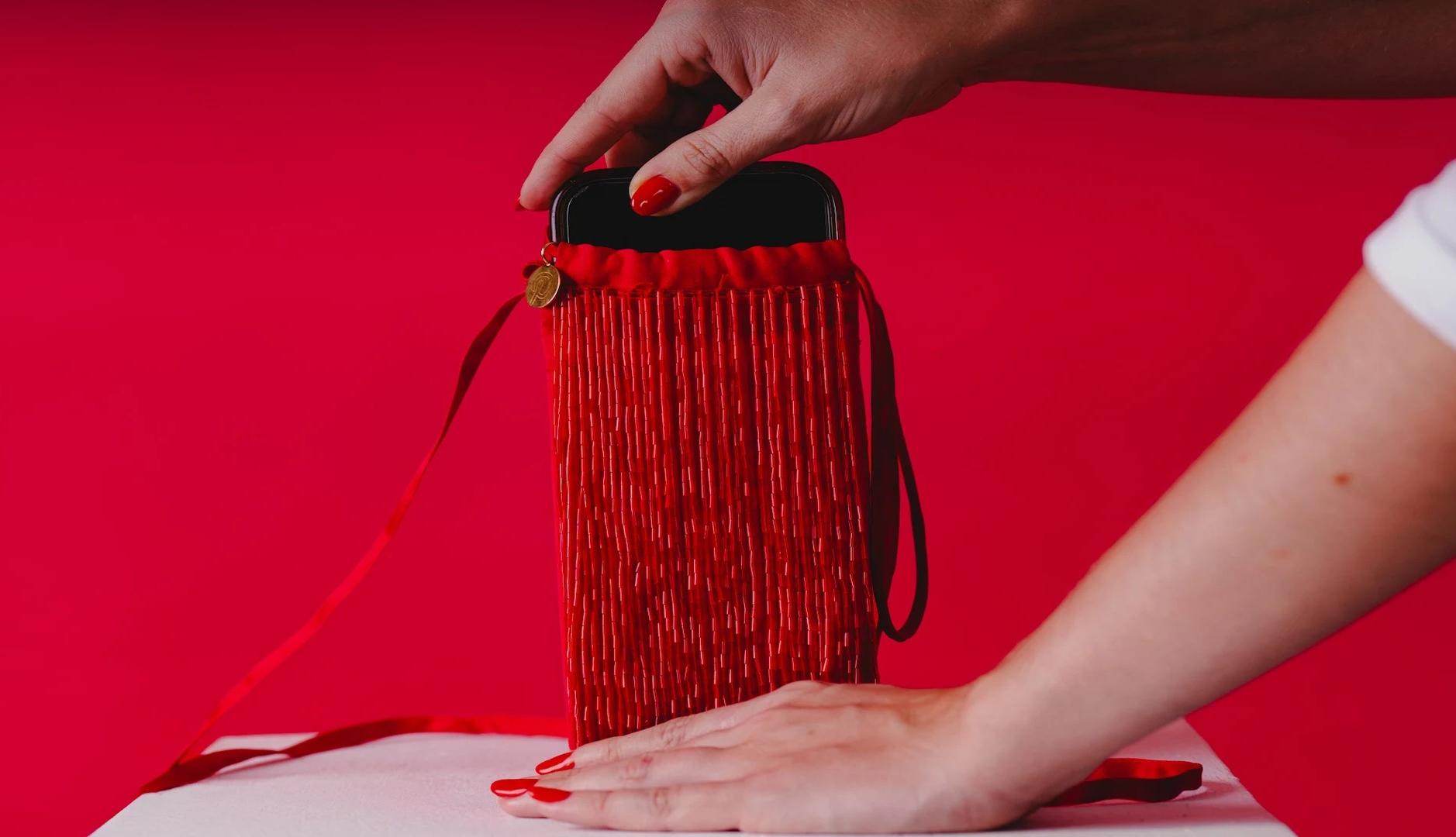 Bolso rojo con móvil dentro