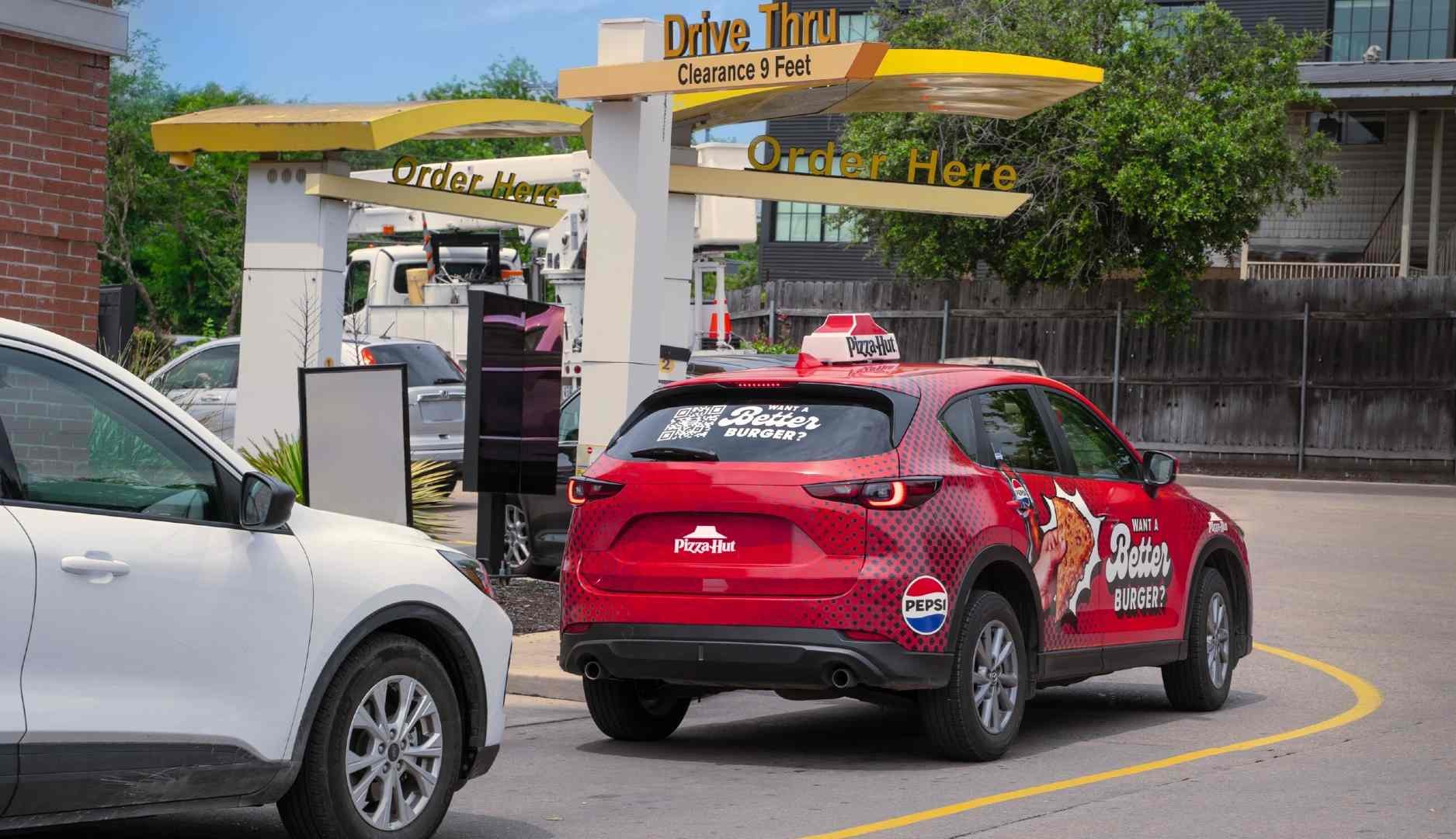 Coche de Pizza Hut en un drive-thru