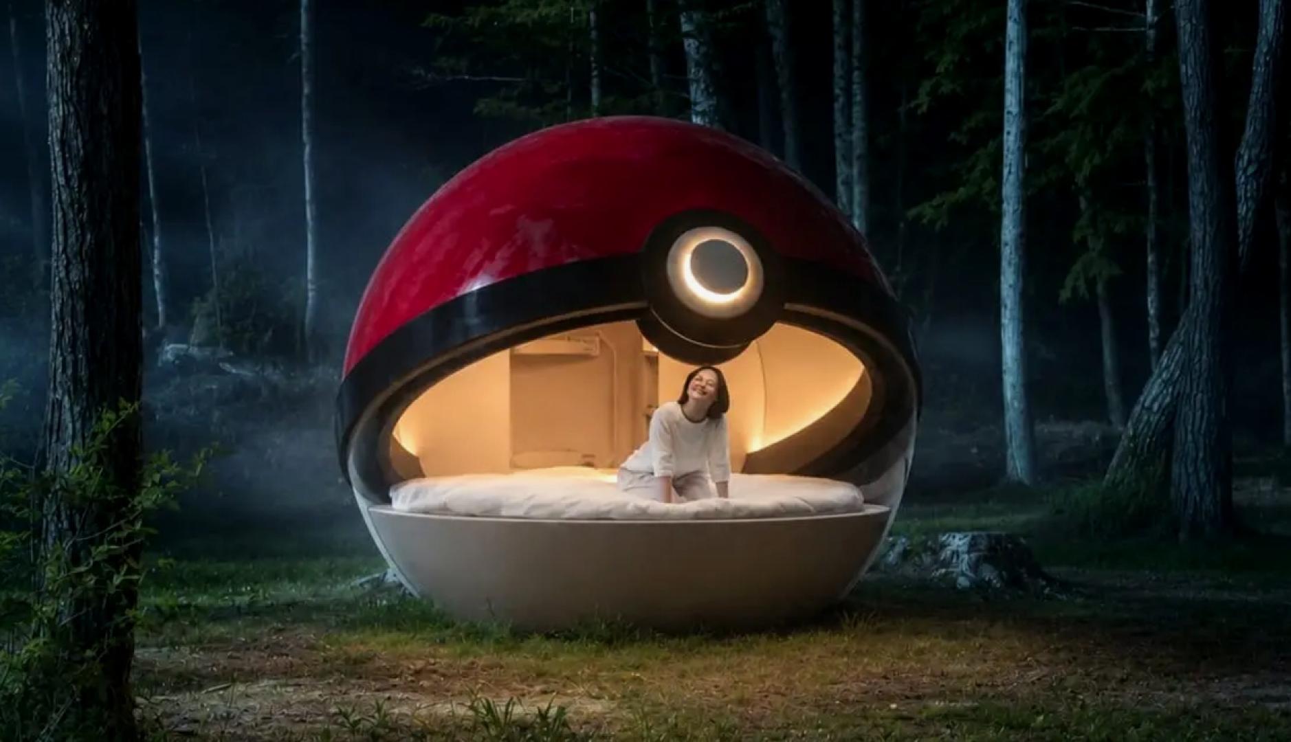 La Poké Ball en un bosque por la noche, abierta e iluminada con una cama y una chica dentro