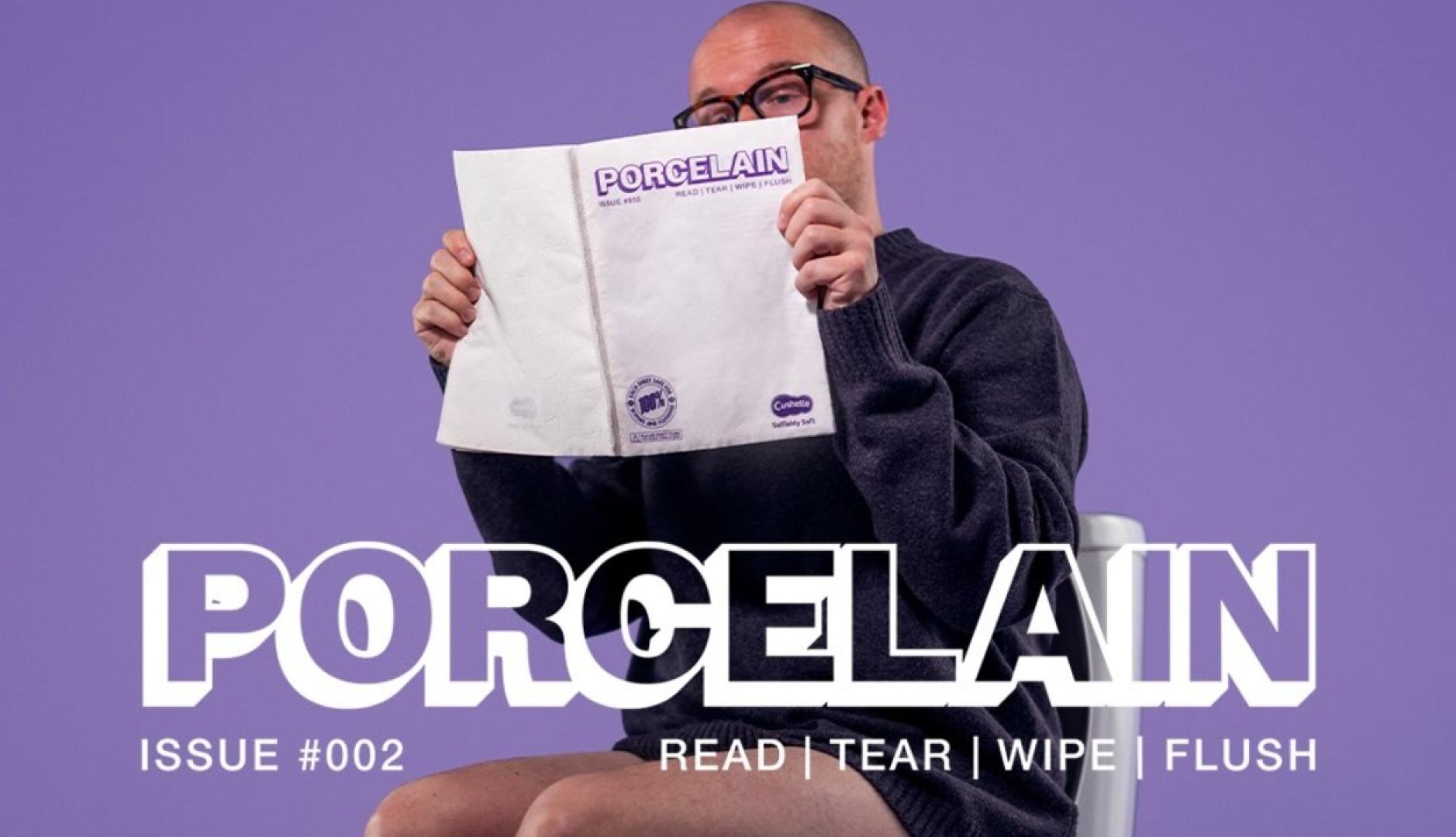 Un hombre sentado en el WC leyendo la revista