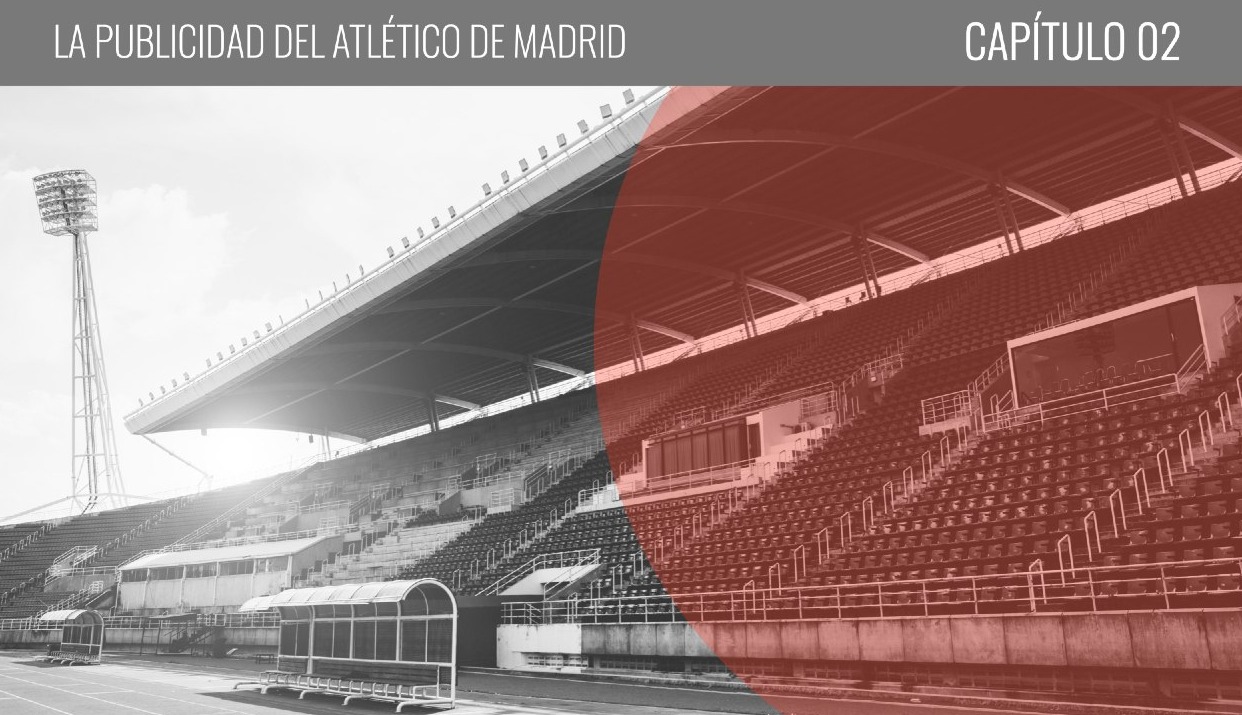 un estadio vacío en blanco y negro