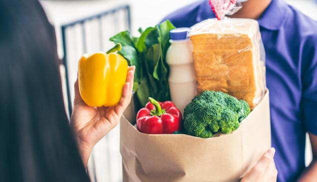 Repartido entrega bolsa con alimentos