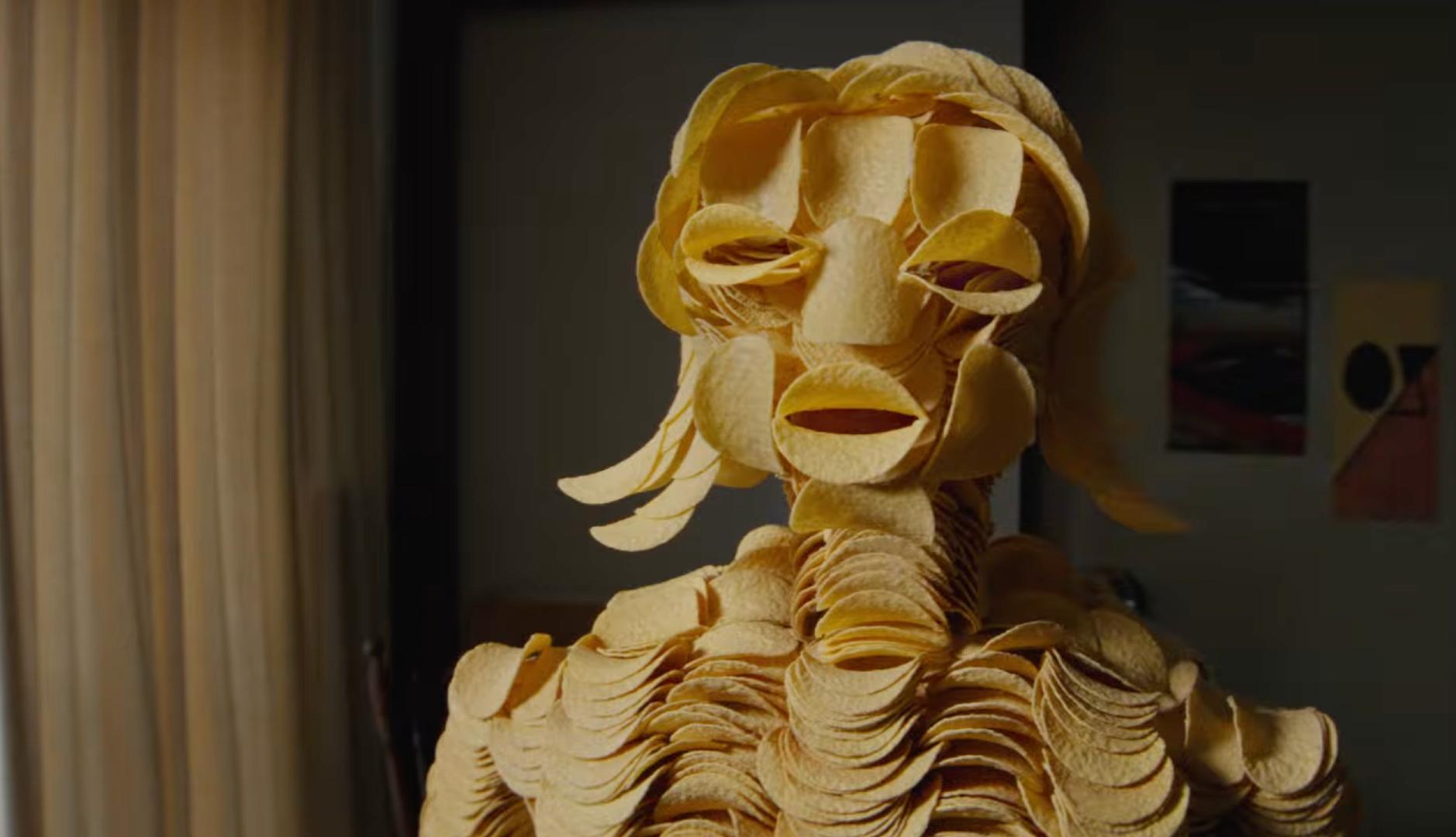 Busto de mujer hecho con patatas Pringles