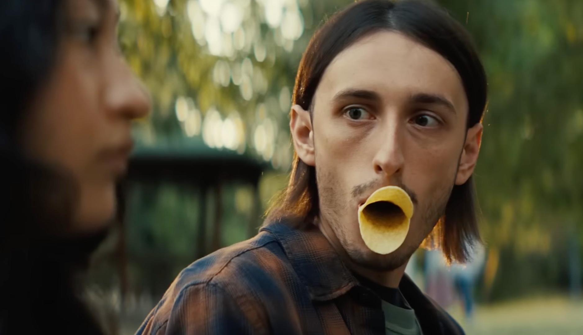 Pringles tira de humor absurdo para renovar “Cuando haces pop, ya no hay stop” Un chico con patatas Pringles en la boca