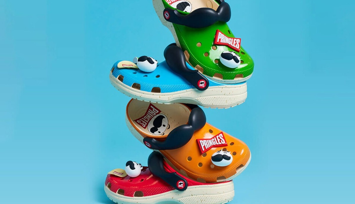 una pila de zapatillas crocs apiladas, con la identidad de pringles