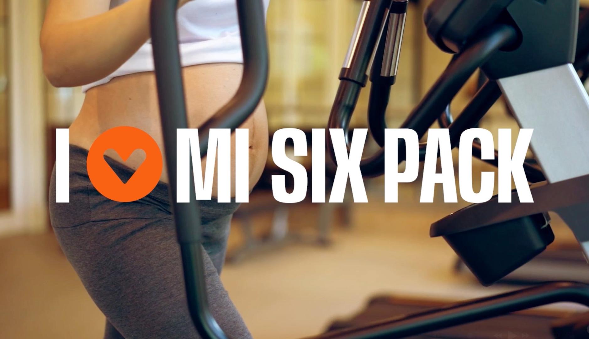 Mujer embaraza haciendo ejercicio con una máquina