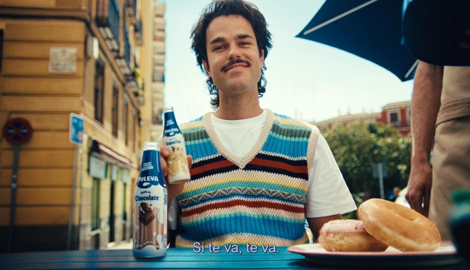 Peldanyos con un batido en la mano en la terraza de un bar