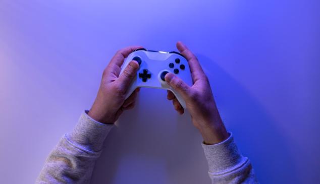 Manos sujetando un mando de videoconsola