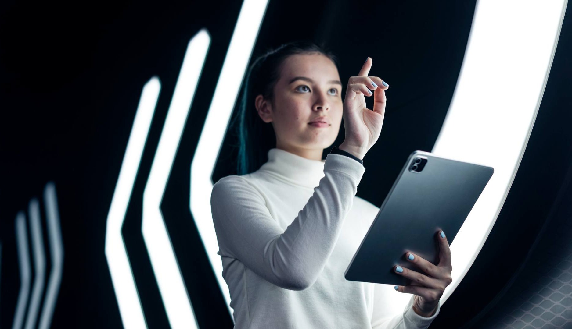 Una chica sostiene una tablet en la mano