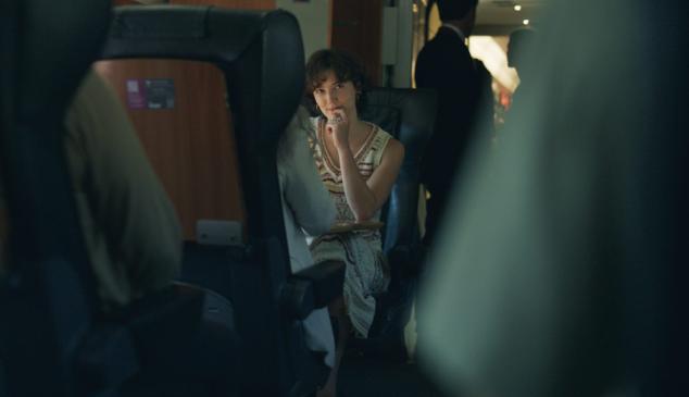 Chica viajando en tren