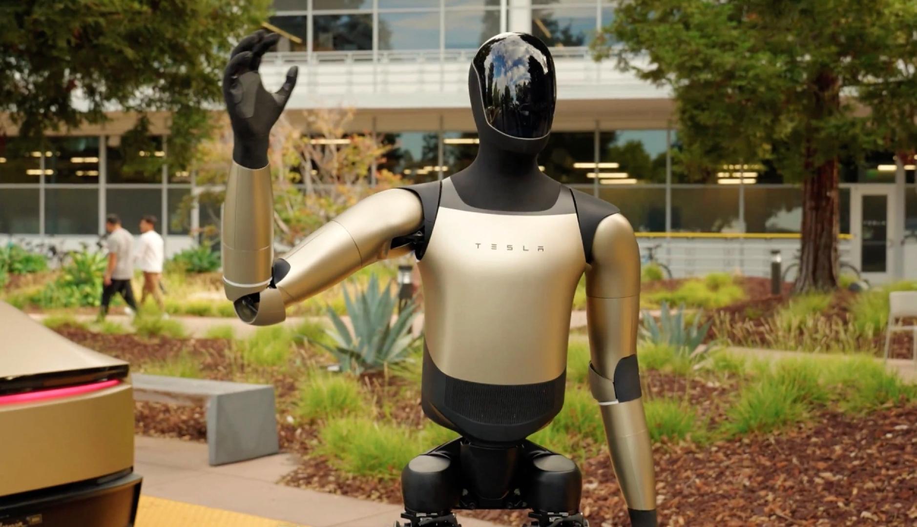 El robot Optimus de Tesla saludando en un jardín