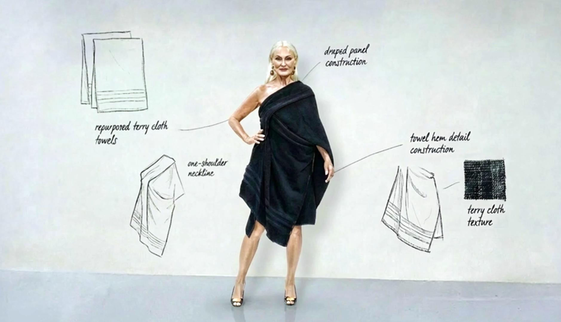 Una mujer posando con un vestido hecho de otras prensas de ropa