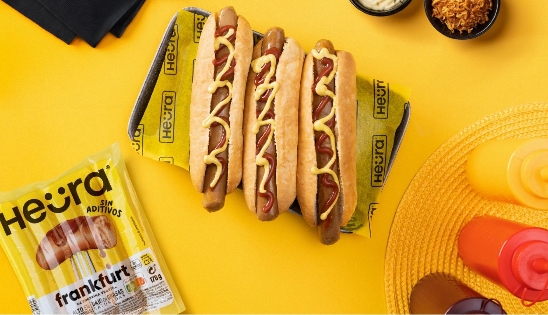 Un bodegón con perritos calientes de salchichas Heura