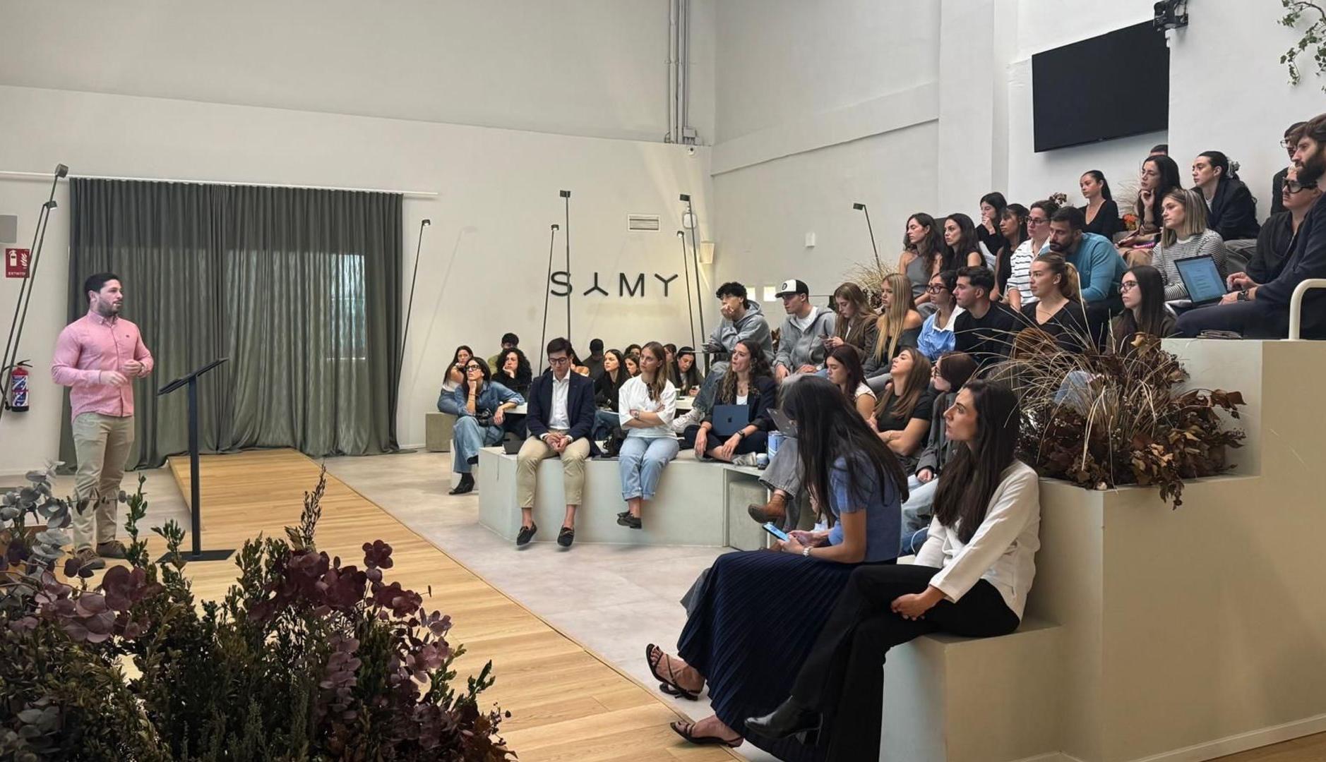 Profesionales en una sesión de formación en SAMY