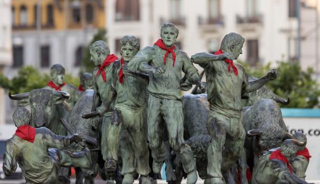 Pamplona viste sus monumentos para San Fermín 2022