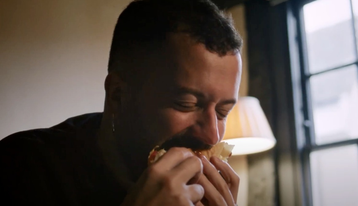 hombre mordiendo un sandwich