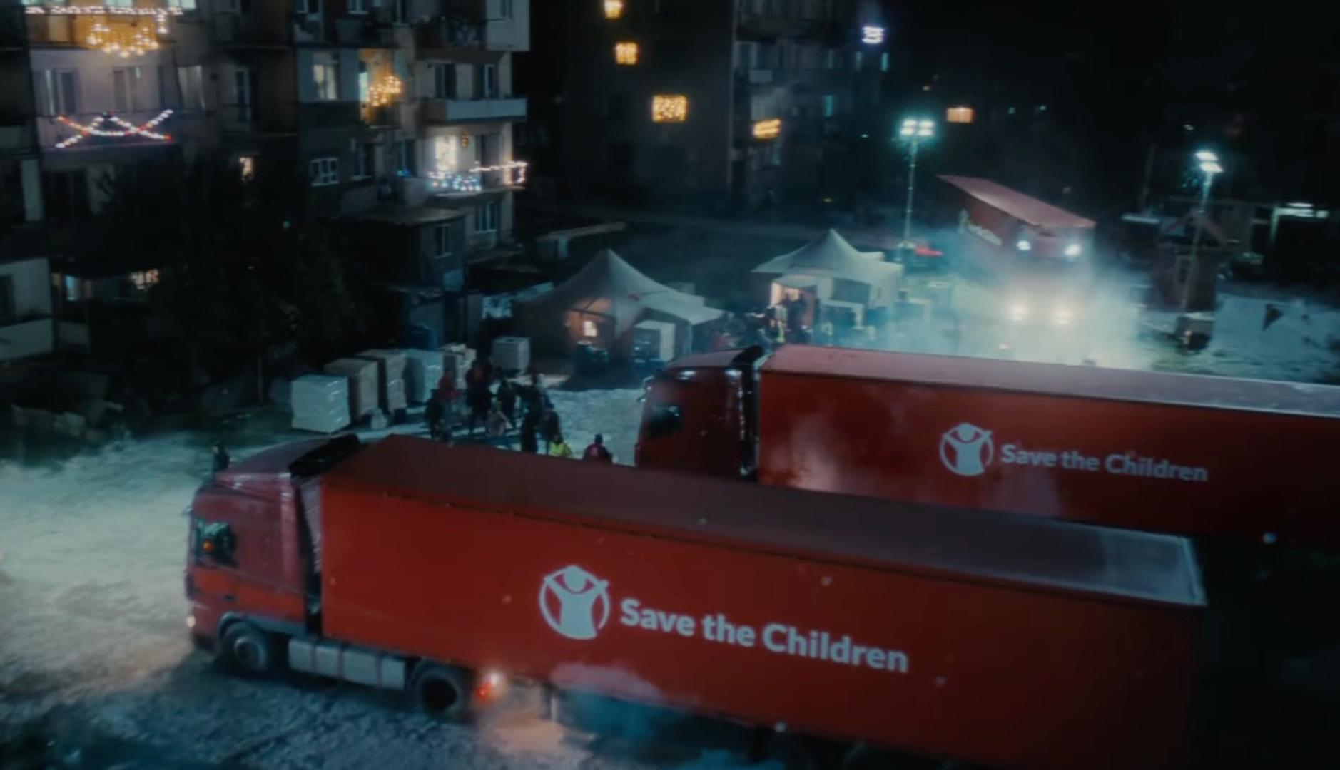 Camiones rojos con el logotipo de Save the Children