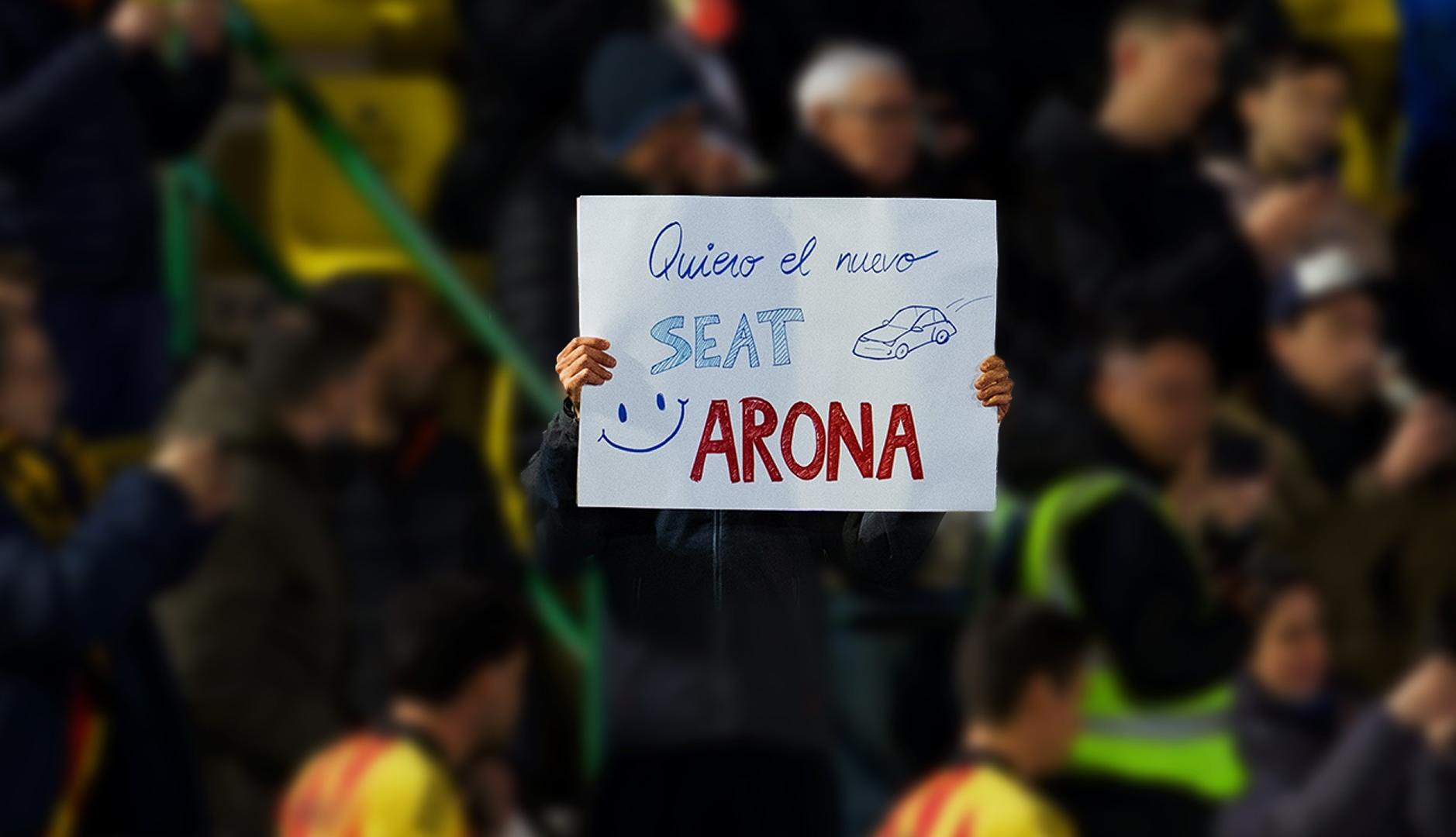 Persona sostiene una pancarta en un campo de fútbol