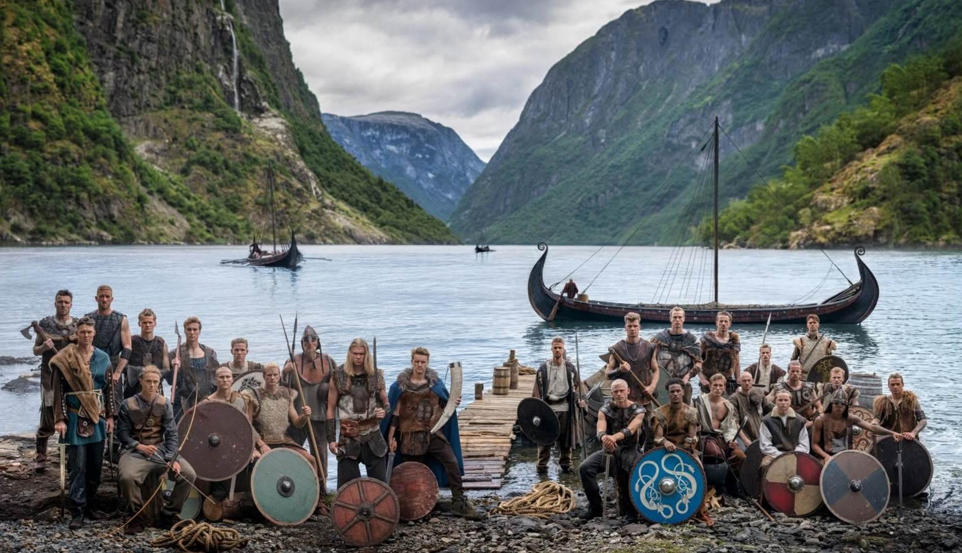 La Selección de Fútbol de Noruega vestidos como vikingos