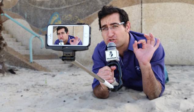  selfie-stick-periodista-retrasmision-en-directo