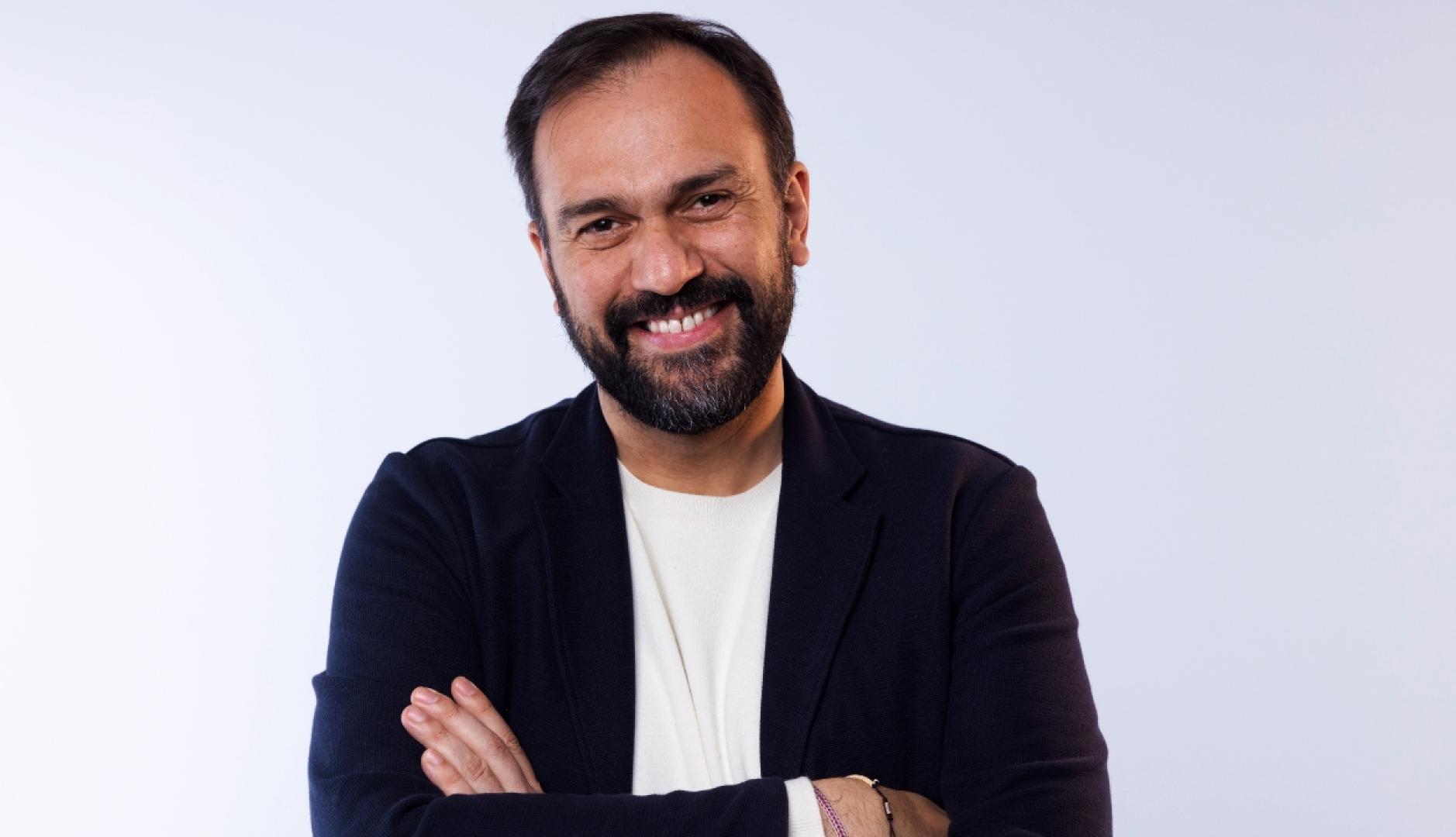 Sergio López posando de frente con los brazos cruzados y sonriendo