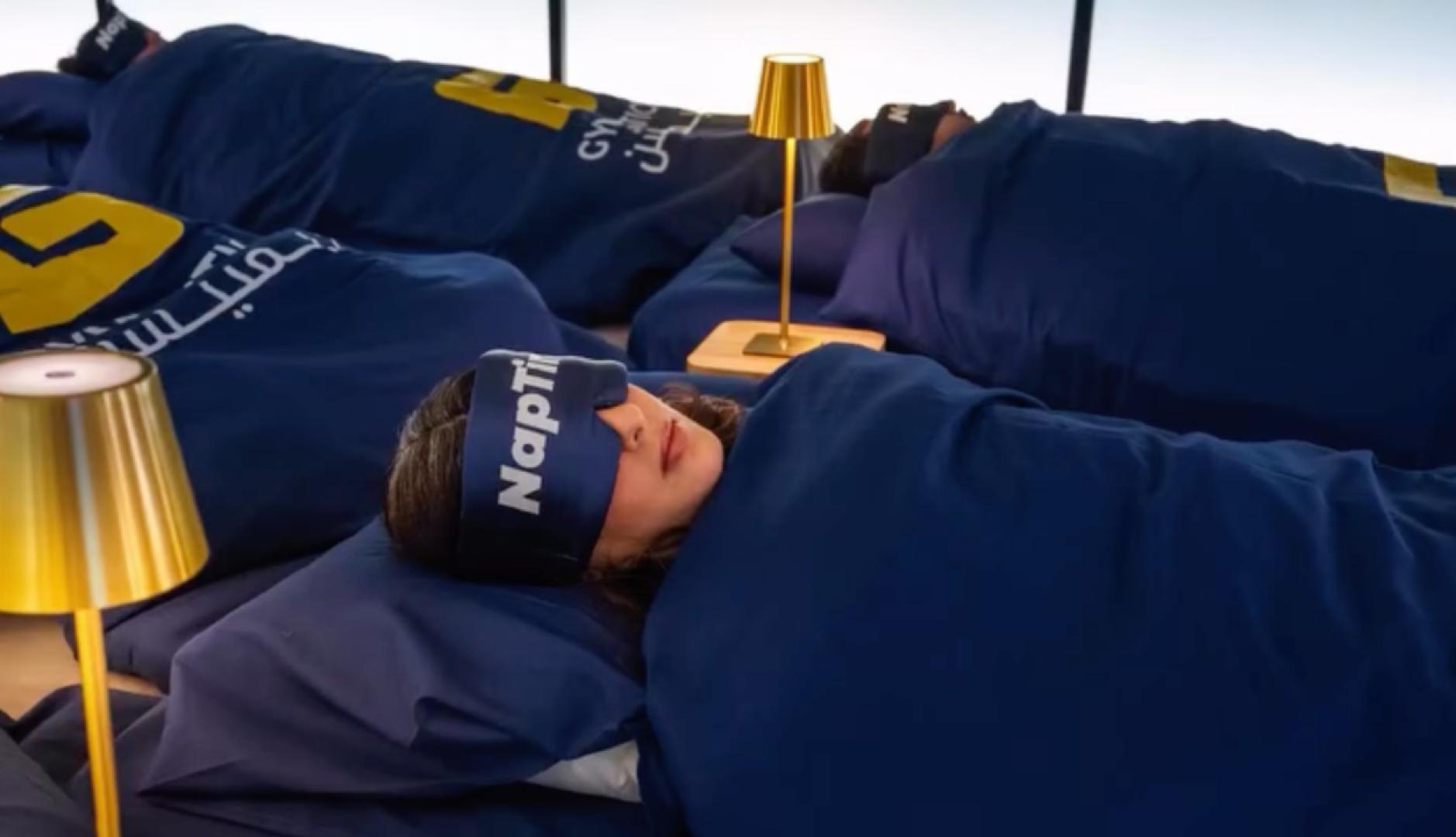 Una chica durmiendo con antifaz